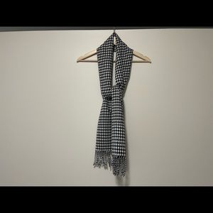 Black& Whitw Houndstooth Scarf